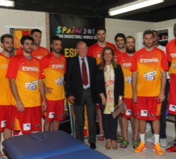 Fotografía de grupo de Su Majestad el Rey Don Juan Carlos con la ministra de Empleo y Seguridad Social, Fátima Báñez y el equipo de la Selección Nacio
